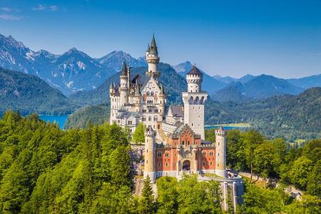 Wie im Märchen fühlt man sich garantiert im Schloss Neuschwanstein. Millionen Touristen kommen jedes Jahr nach Schwangau, um...