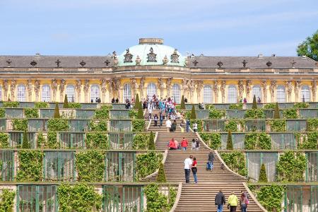 In Potsdam gibt es das Schloss Sanssouci zu bewundern. Der preußische König Friedrich II. ließ das Anwesen errichten. Prächt...