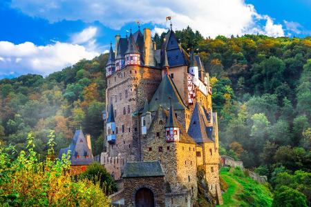 In einen malerischen Wald eingebettet ist die Burg Eltz. Bis heute gehört das mittelalterliche Bauwerk einer Adelsfamilie, d...