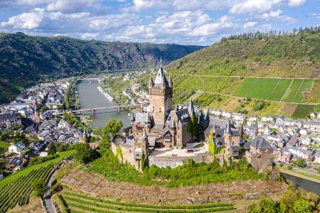 Über der Mosel liegt die spektakuläre Reichsburg Cochem, die einst als Zollburg diente. Sie wurde wahrscheinlich im Jahr 1.0...