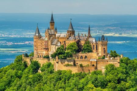 In Richtung Märchenschloss geht hingegen die Burg Hohenzollern in Baden-Württemberg. Das wunderschöne Anwesen liegt auf dem ...