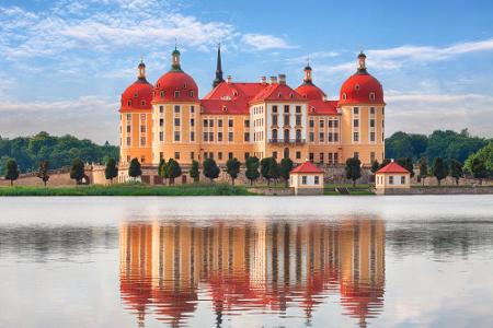In der Nähe von Dresden findet man das Schloss Moritzburg, welches von einem künstlichen See umgeben ist. Filmfreunde dürfte...