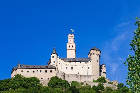 Die Marksburg in Rheinland-Pfalz wurde im 12. Jahrhundert erbaut und ist die einzige mittelalterliche Burg, die nie zerstört...