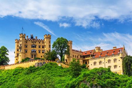 Nur wenige Minuten von Neuschwanstein entfernt, liegt das Schloss Hohenschwangau. Die prachtvolle Anlage diente der bayerisc...