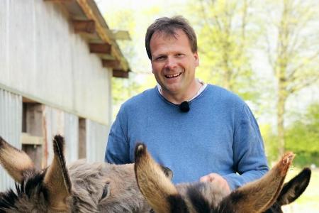 Mit dabei ist u.a. Andy, der sich auf schottische Rinder spezialisiert hat. Seine Tiere sind 365 Tage im Jahr im Freien. Auß...