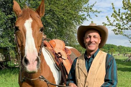 Der 54-jährige Mutterkuhhalter und Pferdewirt Uwe sucht eine sportliche, liebevolle und ehrliche Frau. Neben seiner Cowboy-R...