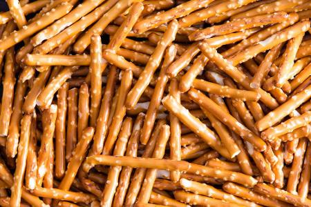 Salzstangen sind ein beliebter Partysnack. Sie haben weniger Fett als Chips. Ohne Salz, sondern mit Sesam sind sie noch bekö...