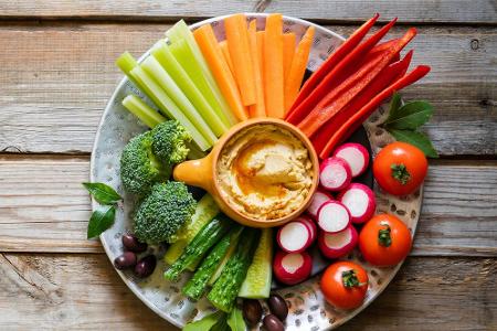 Da macht essen gleich viel mehr Spaß: Verschiedenes Gemüse in Streifen schneiden und anrichten. Als Dip eignet sich Hummus o...