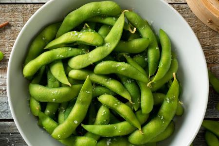 Das Powerfood aus Asien: Edamame mit Meersalz. Die Bohne ist ideal als Snack, da die Früchte direkt aus der Schale gegessen ...