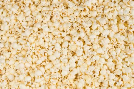 Verglichen mit Knabbergebäck ist Popcorn gesund und kalorienarm. Am besten die Maiskörner am heimischen Herd poppen lassen u...