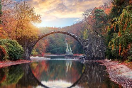 Die Rakotzbrücke könnte aus einem Märchenbuch stammen. Sie befindet sich im Azaleen- und Rhododendronpark Kromlau. Seit 1863...