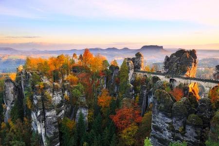 In Sachen landschaftlicher Schönheit führt kein Weg an der Bastei in der Sächsischen Schweiz vorbei. Die monumentale Felsfor...