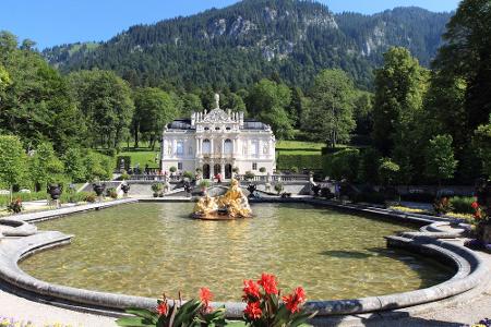 In einer malerischen Kulisse steht Schloss Linderhof. Das Schlösschen und die Gartenanlage von König Ludwig II. im Süden Bay...