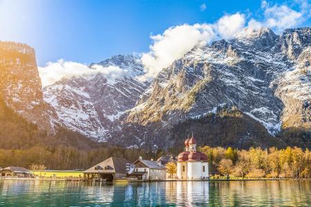 Zu den schönsten Seen hierzulande zählt der Königssee in Südbayern. Neben Wanderern und Naturliebhabern fühlen sich hier auc...