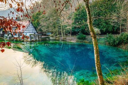 Der Blautopf liegt an der alten Mühle in Blaubeuren (Baden-Württemberg). Rund um das Gewässer ranken sich Sagen, wie die der...