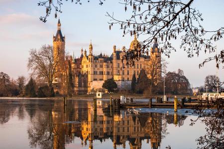 Eine besondere Atmosphäre verströmt das Schweriner Schloss in Mecklenburg-Vorpommern. Das Bauwerk befindet sich auf einer In...