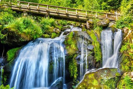 Es ist eine malerische Landschaft und macht einen gigantischen Eindruck: Die Triberger Wasserfälle im Schwarzwald sind mit 1...