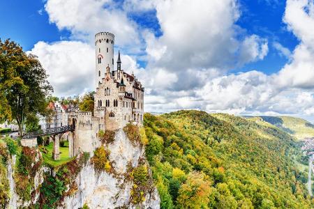 Auf einem riesigen Felsen liegt Schloss Lichtenstein. Das Märchenschloss thront über dem Ort Honau in Baden-Württemberg. Das...