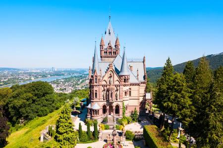 Prachtvoll: Das Schloss Drachenburg auf dem Drachenfelsen in Nordrhein-Westfalen bietet einen fantastischen Ausblick auf den...