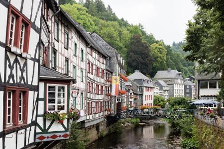 Ähnlich wie die Stadt Rothenburg ob der Tauber verströmt auch Monschau mit seinen Fachwerkhäusern ein besonderes Flair. Die ...