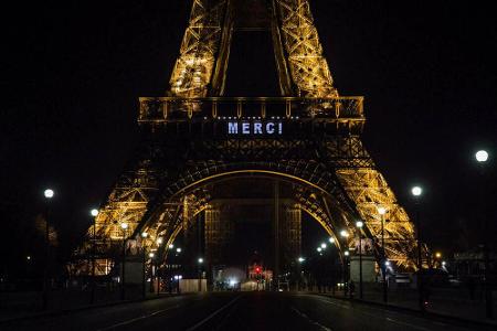 Aus Solidarität mit den Helfern im Kampf gegen die Corona-Pandemie erstrahlt der Pariser Eiffelturm jeden Abend in besondere...