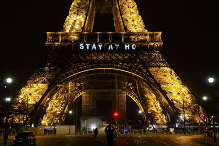 Von 20:30 bis 23:00 Uhr erinnert der Turm die Pariser daran, zu Hause zu bleiben. Abwechselnd sind die Worte 