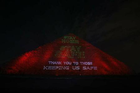 Keine Touristen weit und breit, aber eine kreative Idee: Die Pyramiden von Gizeh erstrahlen derzeit im Lichte positiver Coro...