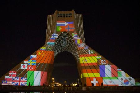 Auch in der iranischen Hauptstadt Teheran zeigt man sich solidarisch mit den von Covid-19 betroffenen Ländern. Der Azadi (Fr...