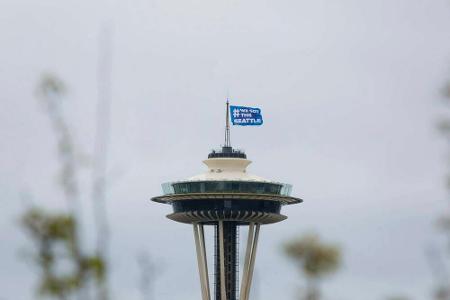 Die Space Needle ist ein 184 Meter hoher Aussichtsturm und das Wahrzeichen von Seattle, das wie ein Leuchtturm die Stadt übe...