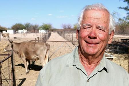 Sigi (71) baut in Namibia seine Selbstversorgerfarm mit vier Kühen und 70 Ziegen aus. Seine künftige Hofdame darf sich auch ...