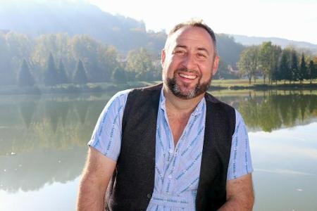 Emanuel (44) betreibt in der Steiermark in Österreich einen Gnadenhof und gibt Tieren in Not ein neues Zuhause. Der überzeug...