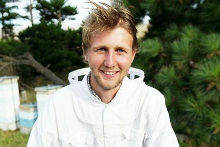 Daniel (22) ist mit seiner Familie 1998 nach Neuseeland ausgewandert. Der 1,98 Meter große Imker bewirtschaftet 800 Bienenvö...