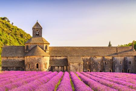Ebenfalls wunderschön: Das französische Dorf Gordes. Zwischen Lavendelfeldern liegt die Gemeinde auf einem Felsvorsprung in ...