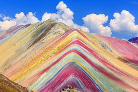 Einzigartig und wunderschön: die bunten Berge Perus. In Regenborgenfarben schimmert das Naturwunder in der Sonne. Die Berge ...