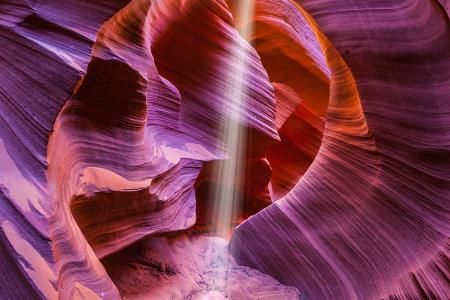 Der Antelope Canyon in Arizona, USA, gehört ebenfalls zu den spektakulärsten Orten der Welt. Wenn die Sonne durch die Felssp...