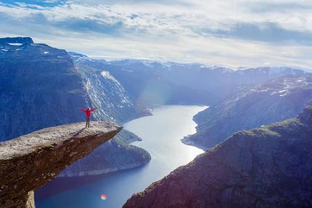 Nichts für schwache Nerven: Von der Kante des Trolltunga auf den Sørfjord in Norwegen blicken. In knapp 700 Meter Höhe hat m...