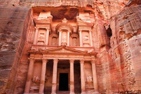 In Jordanien liegt die verlassene Felsenstadt Petra. Übersetzt heißt das 