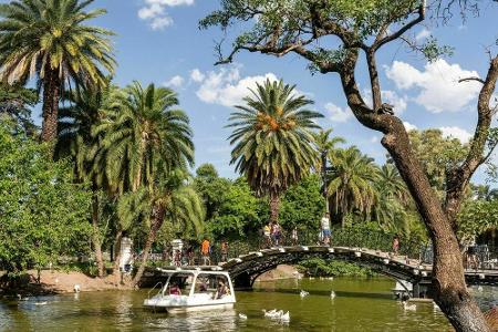 Der Bosques de Palermo in Buenos Aires, Argentinien, verfügt ebenfalls über einen See in seiner Mitte, auf dem Besucher mit ...