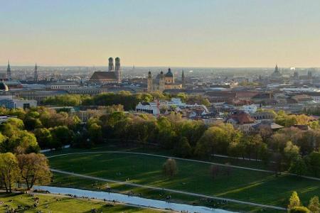 Auf 375 Hektar entspannen sich die Einwohner Münchens und jährlich rund 3,5 Millionen Besucher am Westufer der Isar im Engli...