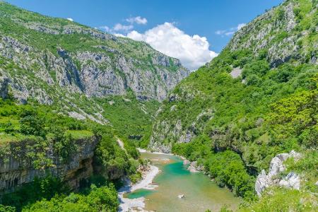 In Montenegro gibt es die größte Schlucht Europas zu bestaunen. Die Tara-Schlucht ist 1.300 Meter tief und wird hier nur noc...