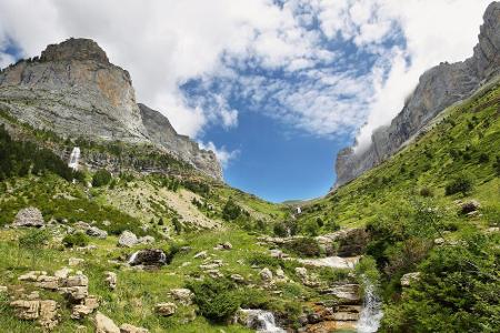 In den spanischen Pyrenäen gibt es den Cañón de Añisclo. Es handelt sich dabei um eine spektakuläre Schlucht, die über 17 Ki...