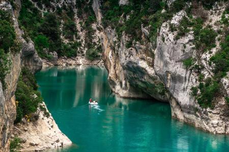 In Frankreich liegt die Verdonschlucht. Ein bis zu 700 Meter tiefer Canyon durchzieht die wunderschöne Landschaft. Seit ...