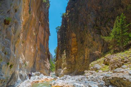 Beeindruckend ist auch die Samaria-Schlucht auf Kreta. Die Wanderwege beginnen auf einer Höhe von 1.200 Metern. Man steigt h...