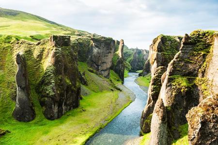In Island wartet die saftig-grüne Fjaðrárgljúfur-Schlucht. Die Wände sind zwar nur 100 Meter hoch, aber die Landschaft raubt...