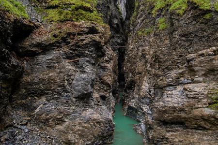 300 Meter hoch sind hingegen die Wände der Viamala-Schlucht in der Schweiz. Über 359 Stufen steigen Wanderer hinab. Allerdin...