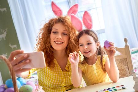 Es ist wieder Ostern: Eier suchen, ein Festmahl verzehren und - für alle, denen es möglich ist - ein paar schöne Tage mit de... Es ist wieder Ostern: Eier suchen, ein Festmahl verzehren und - für alle, denen es möglich ist - ein paar schöne Tage mit de...