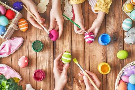 Die Kids wollen unterhalten werden, während Papa und Mama die Ostereier im Garten oder in der Wohnung verstecken?