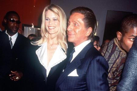 Im Jahr 1996 besuchte sie im schicken schwarzen Hosenanzug eine Boutique-Eröffnung von Modemacher Valentino.