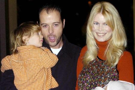 Happy Family! Claudia Schiffer 2004 kurz nach der Geburt ihrer Tochter Clementine mit Ehemann Matthew und Söhnchen Caspar.