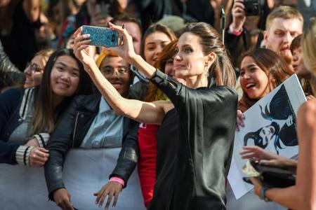 ...meldete sich Angelina Jolie erst kürzlich wieder zurück und präsentierte ihre Regiearbeit 'Der weite Weg der Hoffnung' un...